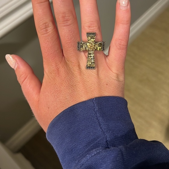 Gold Cross ring. Size 8 - Picture 3 of 3
